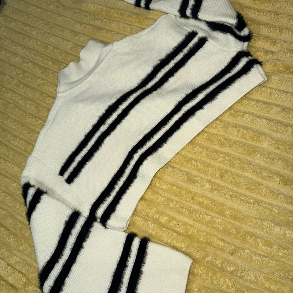 Women’s Butter Melon Striped Black and White Crop Sweater size SMALL (AZA)